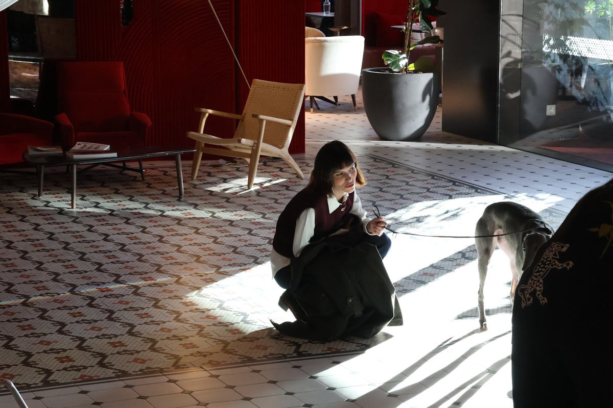 ペットホテルのスタッフと犬
